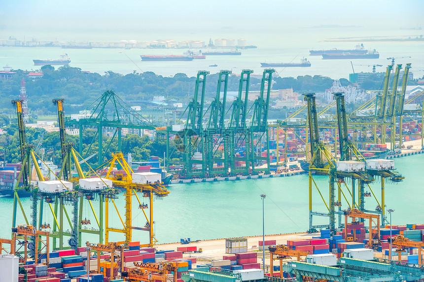 SINAPore商业港口集装箱货运起重机物设备载有港口船只和油轮的天线图片