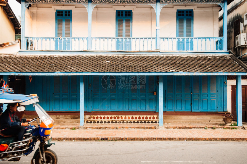 2019年4月日2019年卢昂普拉邦Laos蓝门法国殖民建筑和主要街道上多彩的Tukt天空板游客中著名的交通类型图片