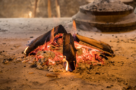 用于吸烟食品或家做面包烤炉的柴火和用于吸烟食品或家做面包烤炉的烧柴和火在农村小木屋燃烧柴背景
