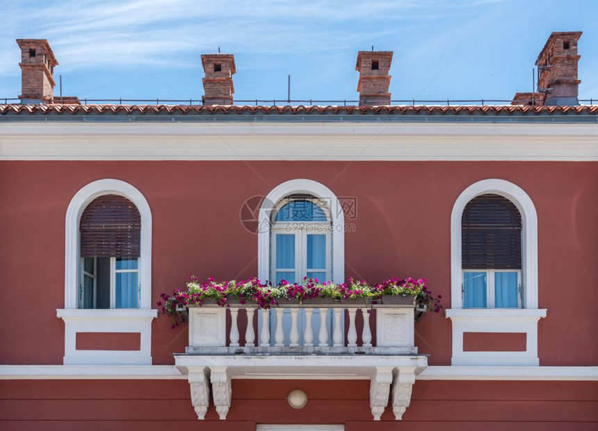 Croati省沿海城镇市政厅阳台图片