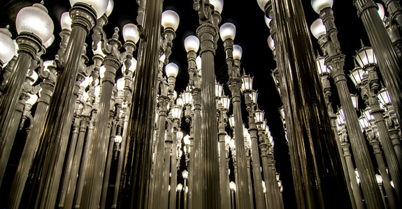 夜间在Lacm的城市灯光雕塑图片