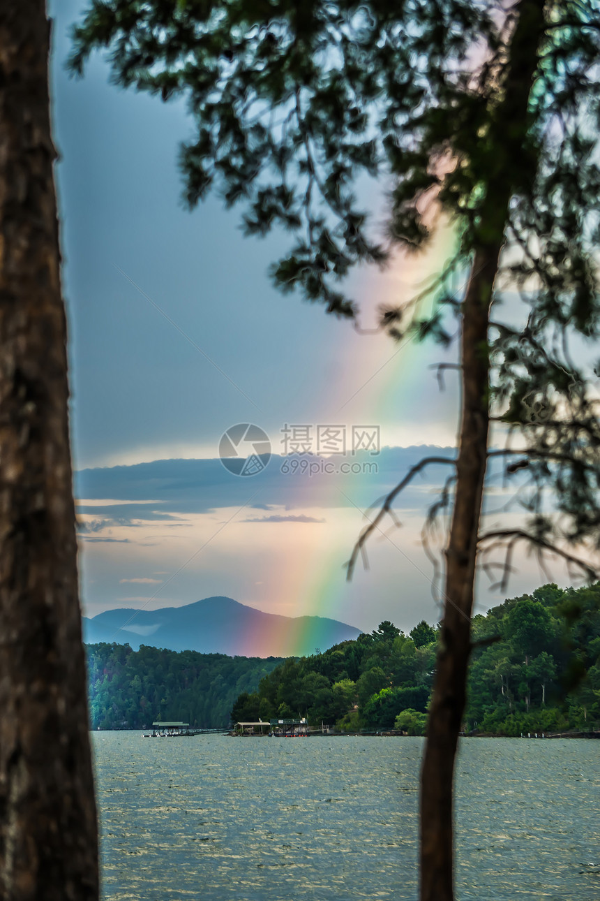 南卡罗莱纳湖的Jocase湖暴风雨之后的彩虹图片