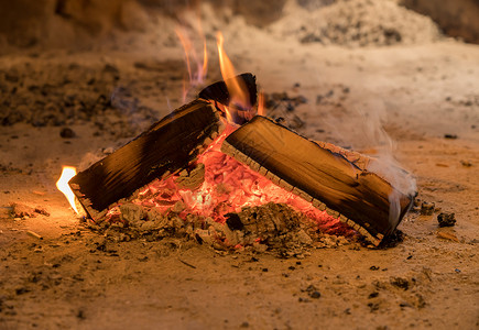 用于吸烟食品或家做面包烤炉的柴火和用于吸烟食品或家做面包烤炉的烧柴和火在农村小木屋燃烧柴图片
