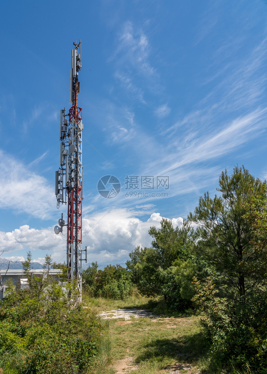 提供数据连接的农村偏远移动电话手机信号塔和天线Croati农村手机塔提供移动电话服务图片