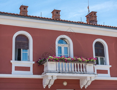 Croati省沿海城镇的房屋阳台图片