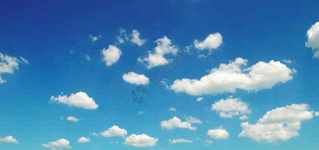 蓝色天空中的白毛云宽阔照片图片