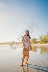 年轻女在海滩上感到快乐美丽的女快乐图片
