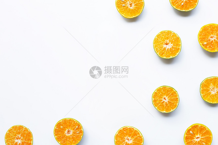 白色背景上的半切橙色复制空间图片