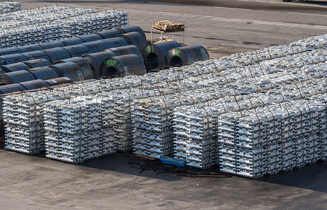 铝锭和钢卷在斯洛文尼亚科珀港的码头边排成一行斯洛文尼亚科珀港码头边的一堆堆金属背景