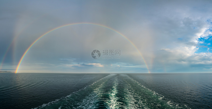 双彩虹在一艘海上游轮启航后形成一个完整的拱门图片