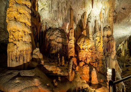 洞穴系统山后洞系统地下穴的斯塔勒活物和stalgmies山洞系统地下的奇异岩层背景