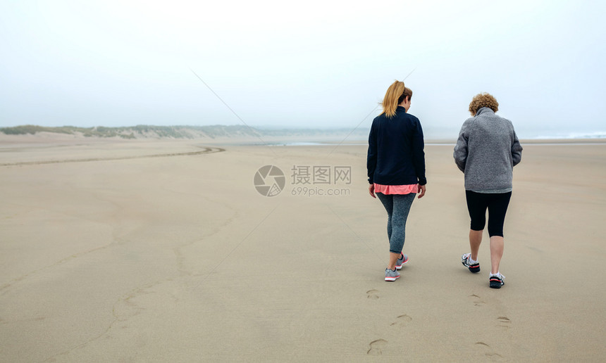 两个女人在沙滩上散步图片