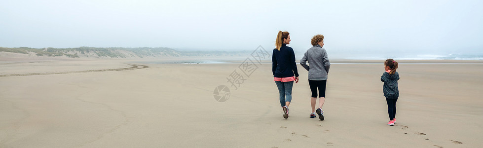 秋天在海滩上行走的三代女在海滩上行走的三代女图片