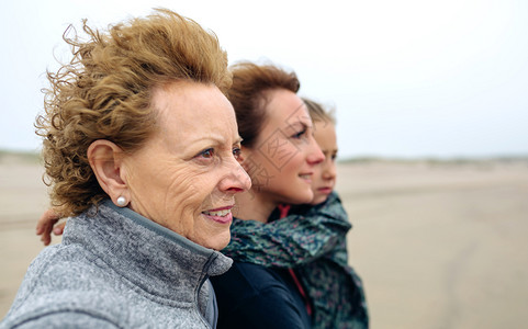 秋天三代女在海边看三代女在边看图片