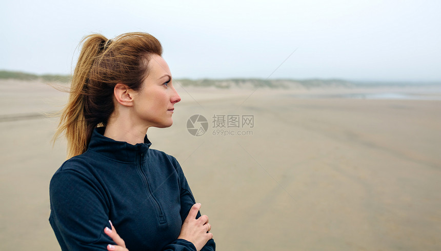 秋天在海边看女人在边看图片