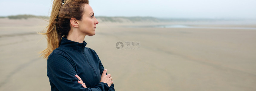 秋天在海边看女人在边看图片