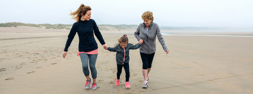 三代女秋天在海滩上奔跑三代女在海滩上奔跑图片