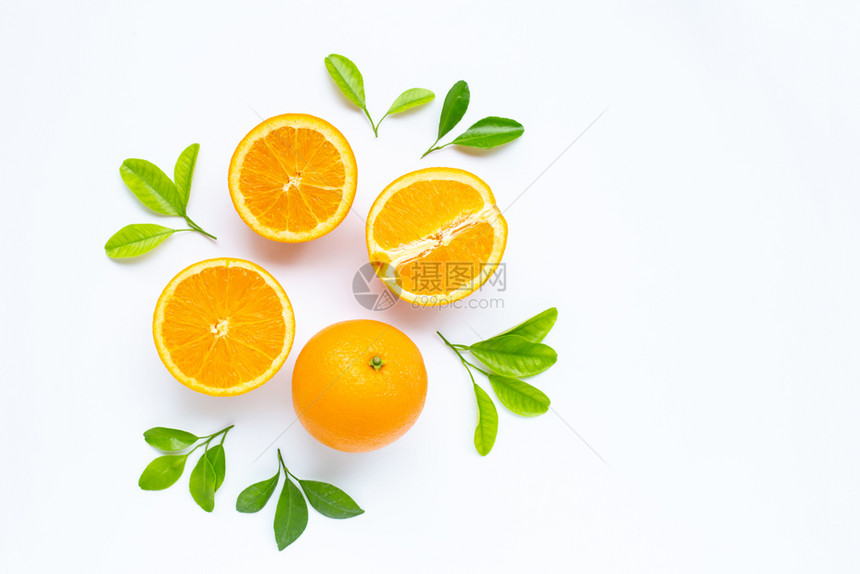 高维生素C多汁和甜新鲜橙子水果白底绿色叶子图片