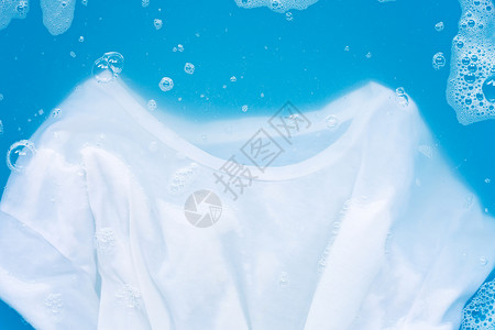 白色t衬衫浸泡在粉末洗涤水溶解衣布概念中高清图片