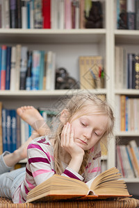 儿童在图书馆阅读背景图片