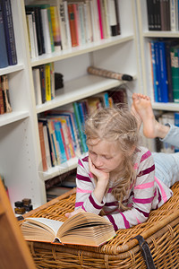 儿童在图书馆阅读图片