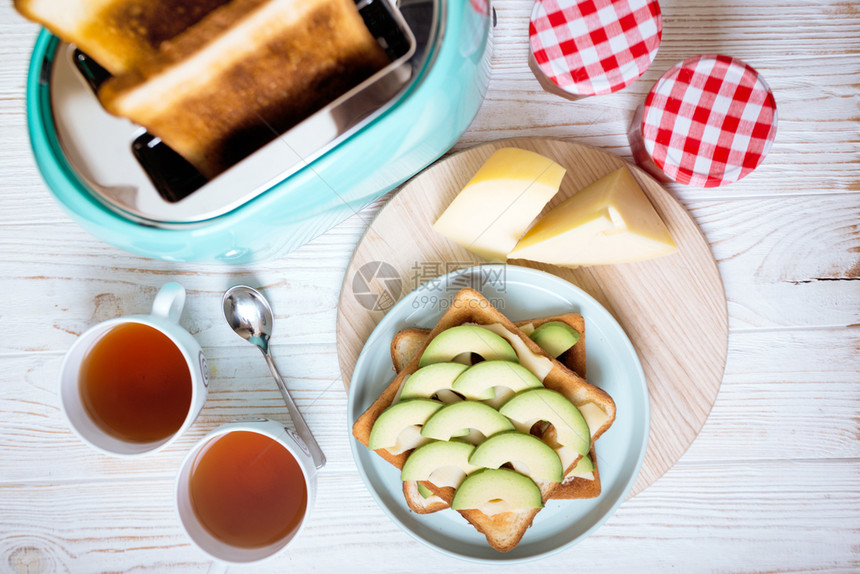 亮的有趣早餐木本底的青色烤面包机图片