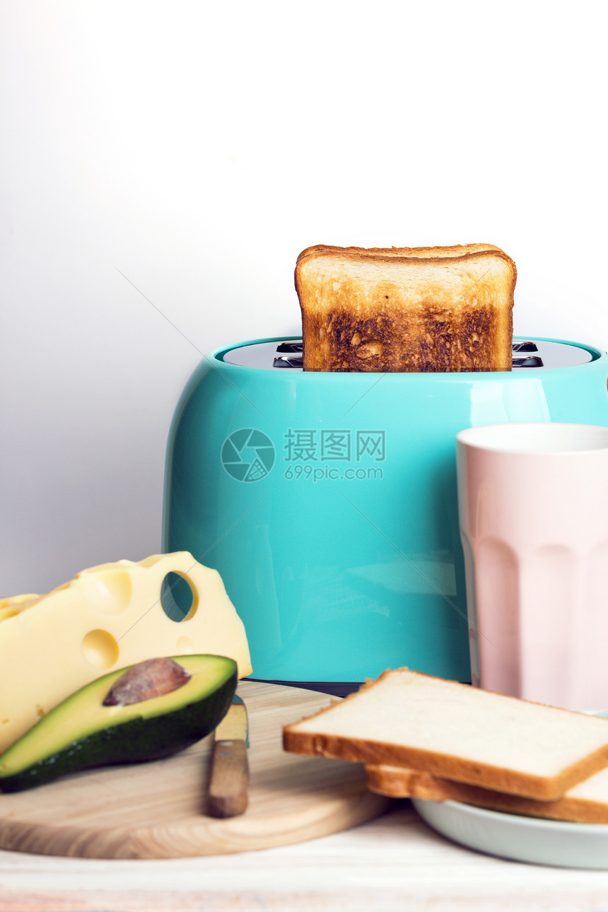 亮的有趣早餐木本底的青色烤面包机图片