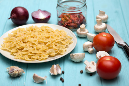 烹饪意大利面的成分意大利面蘑菇蒜洋葱番茄图片