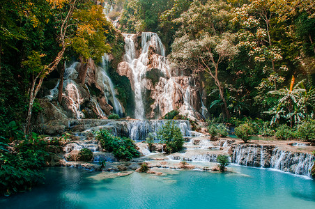 蓝绿水池广西瀑布雨林之间蓝夏季图片