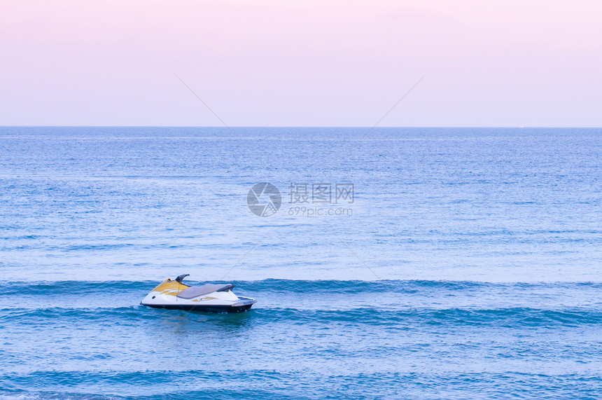 盛夏热带海景季粉色调子日落或出天空在Samui与喷气滑雪泰王国热带岛屿美丽的自然景色晚上或早晨图片