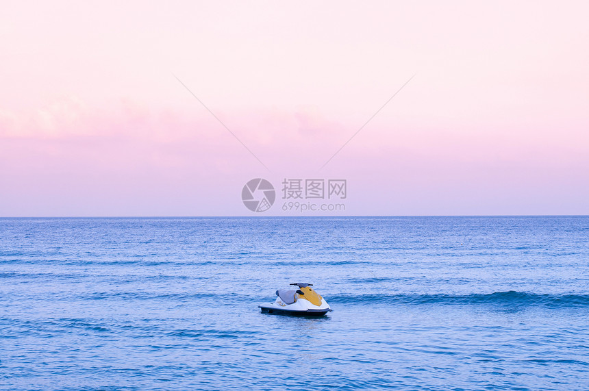 盛夏热带海景粉色调子的天空图片
