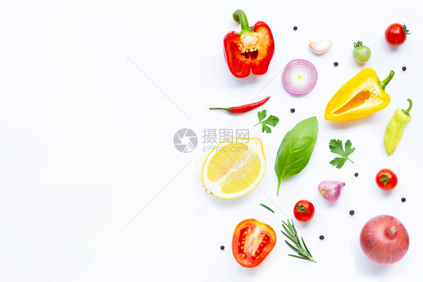 白色背景上各种新鲜蔬菜和草药健康饮食概念复制空间图片