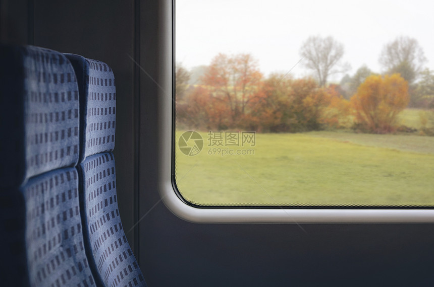列车的蓝色椅子和窗口图片
