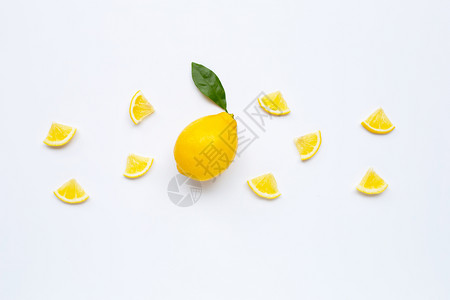 新鲜柠檬白底带切片图片