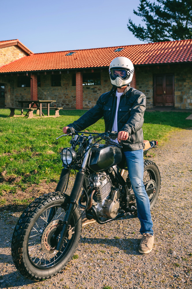 戴头盔骑摩托车的男人图片