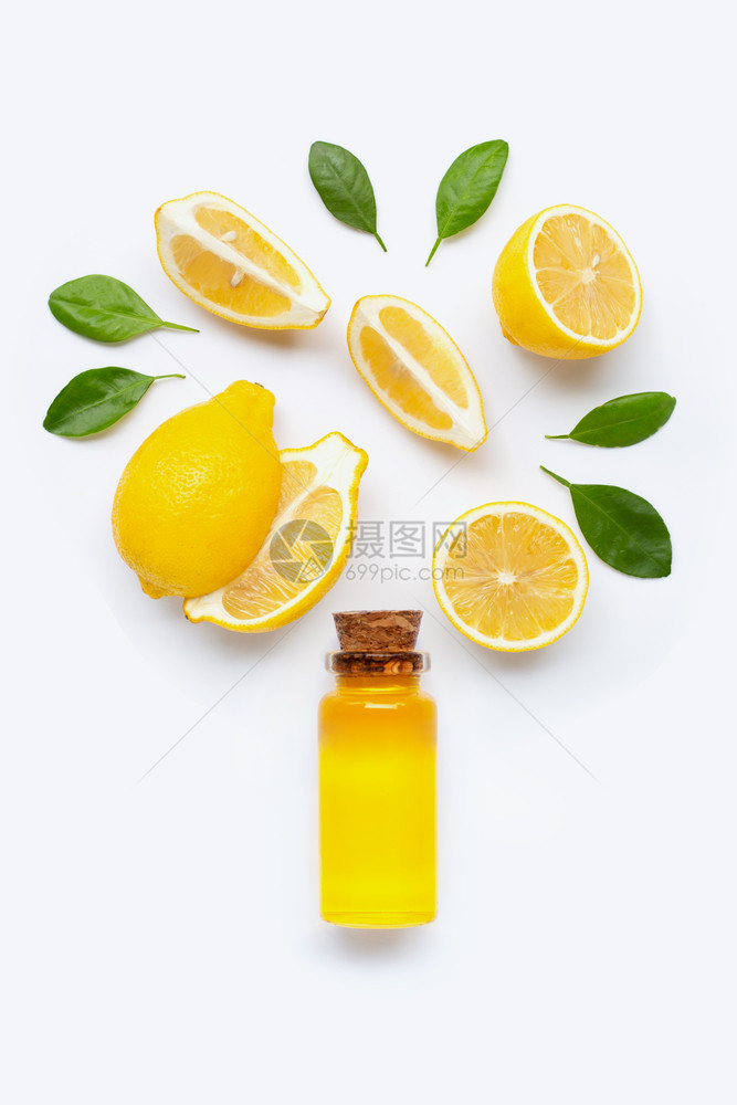 白底含柠檬基本油的新鲜柠檬图片