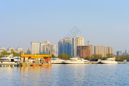 奥索科斯基在码头的游艇上有一个加油站现代城市建筑背景kievuraine背景