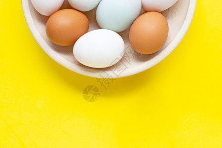 在黄色背景的蛋上复制空格图片