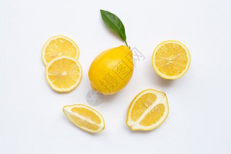 新鲜柠檬白底带切片图片