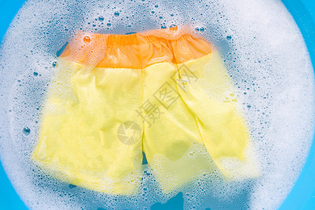 黄色短裤浸泡在婴儿洗涤剂中图片