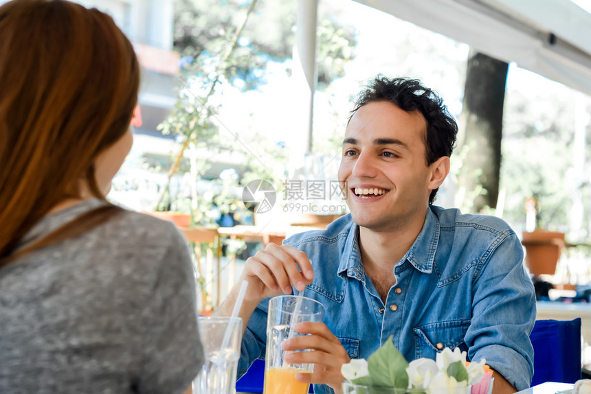 快乐的情侣在咖啡馆约会图片