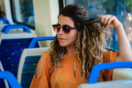 坐在窗户旁边的火车旅游年轻美女享受旅行概念图片
