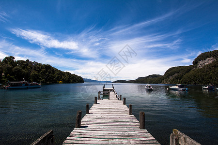 湖边一个空木头码的视图蓝天空在背景上图片