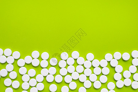 绿色背景上的parectmol药片图片