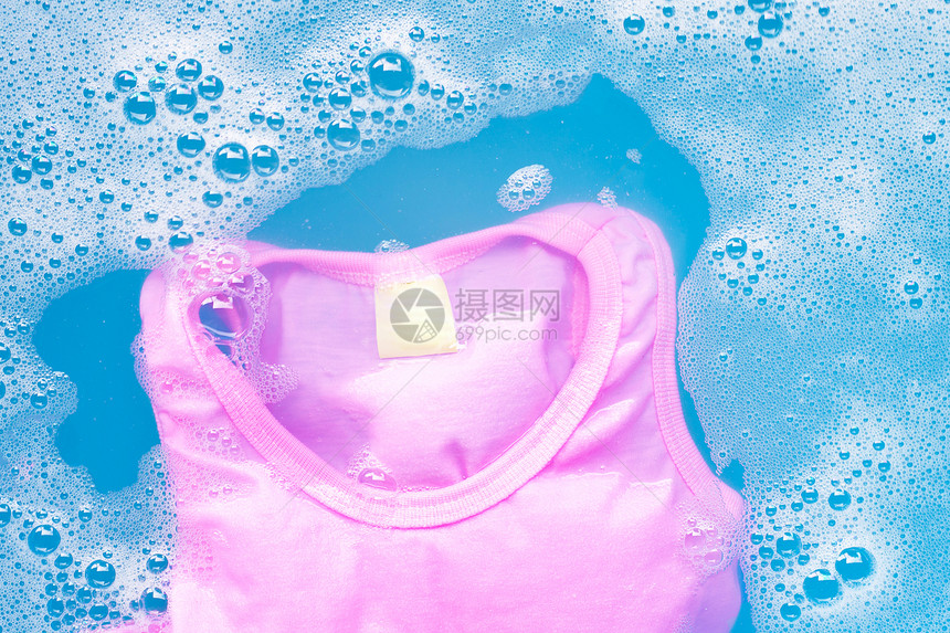 粉红无袖衬衫浸泡在洗涤剂中图片