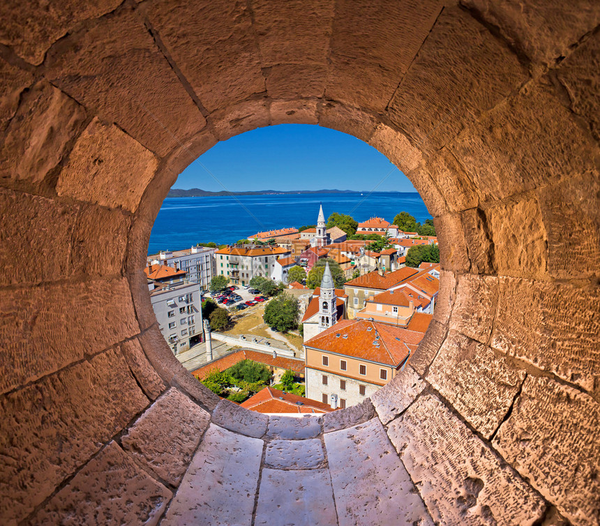 充满多彩色的城市扎达尔屋顶和塔楼透过石窗达马提亚croati图片