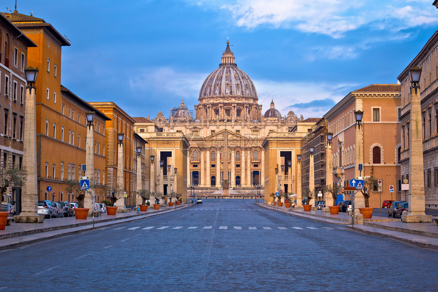 圣徒彼得的教皇巴西里卡在梵蒂冈的街头观赏中从罗马意大利的观赏图片
