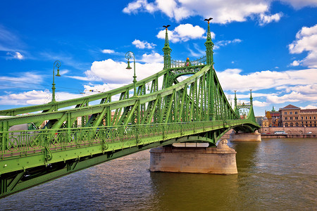 丹贝河上的自由桥以最明亮的景色看宿醉之首都图片