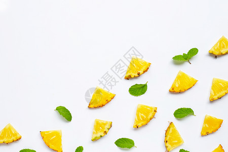 夏季水果白背景上的切片菠萝复制空间图片