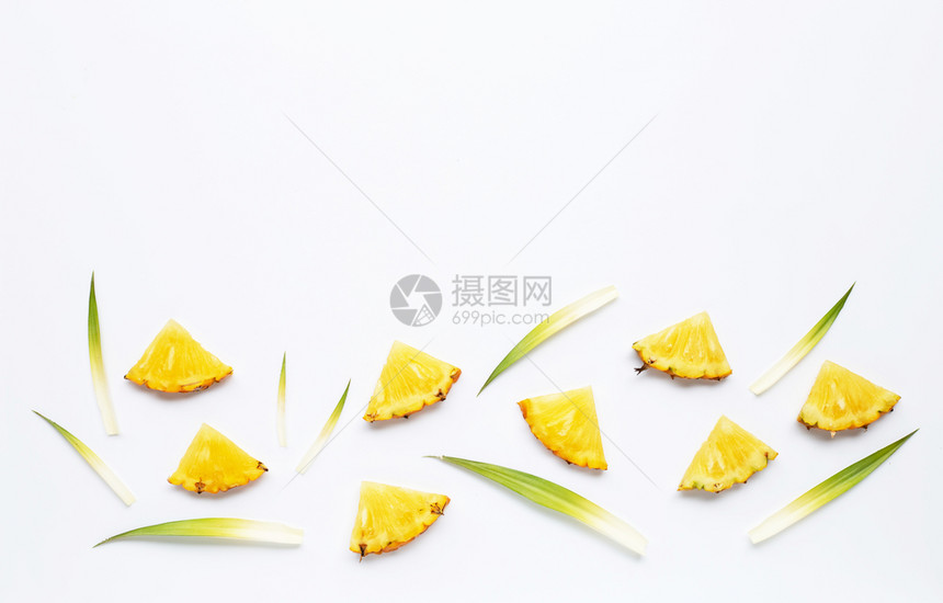白色背景上的新鲜菠萝切片图片